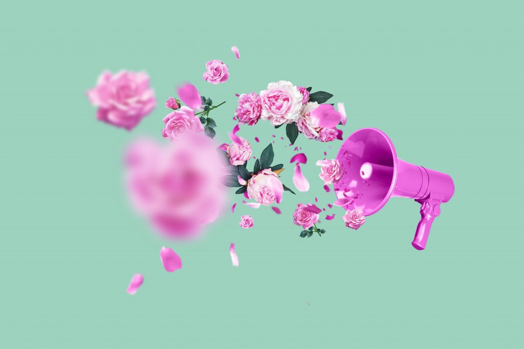 Mégaphone rose avec fleur colorée