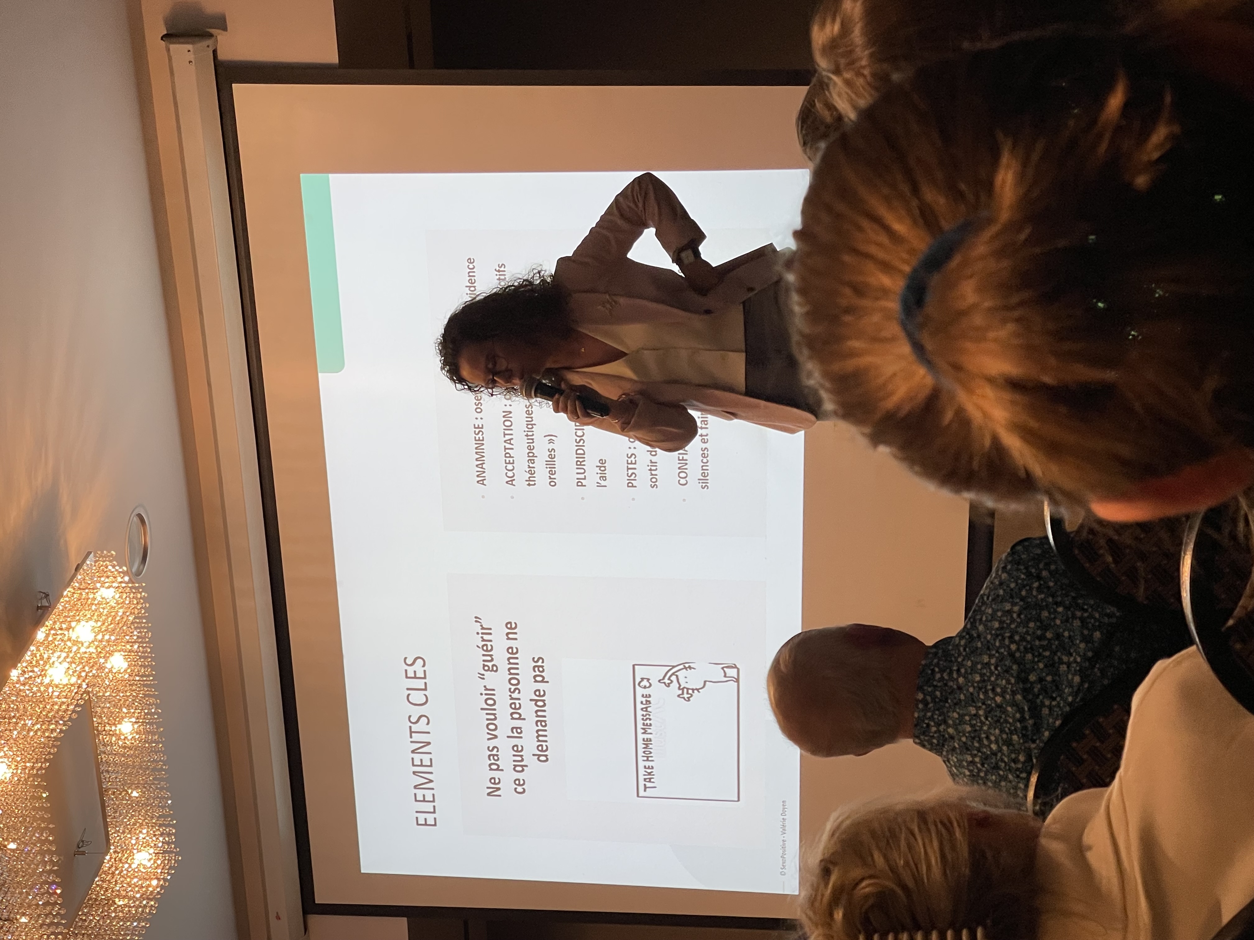 Valérie Doyen présente des repères cliniques devant le public d’un colloque de sexologie.
