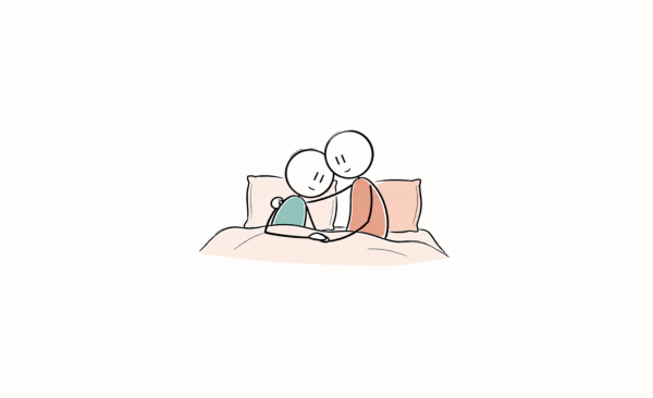 Une personne épuisée repose sa tête contre son ou sa partenaire, qui l’entoure d’un bras et lui tient la main dans un lit.