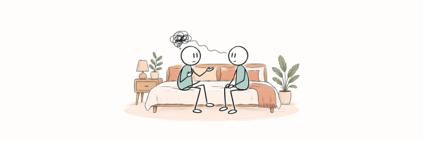 Deux partenaires SexoPositive assis sur un lit discutent d’un malentendu autour de l’éjaculation précoce.