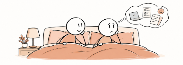 Deux partenaires couchés dans un lit : l’un cherche la complicité, l’autre pense encore à son ordinateur et à sa liste de tâches.